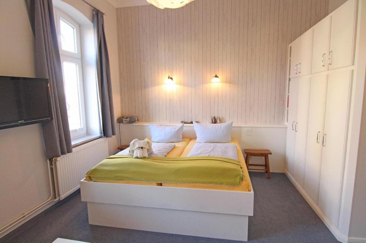 Отель Kapitaenshaus-Lassen-Zimmer-Amistad Вестерланд Экстерьер фото